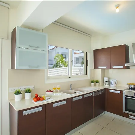 Athina 8 Pernera