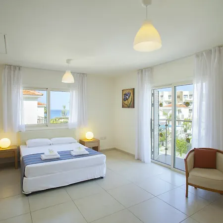Athina 8 * Pernera