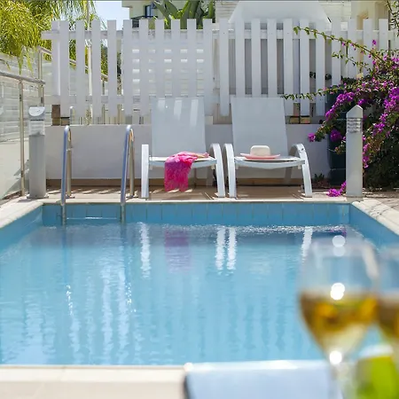 Athina 8 * Pernera