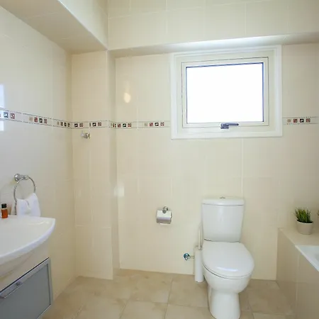 Athina 8 Apartment Pernera